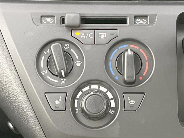 寒い冬も暑い夏も全席に快適な空調を届けてくれる、ダイヤル式エアコンを装備♪