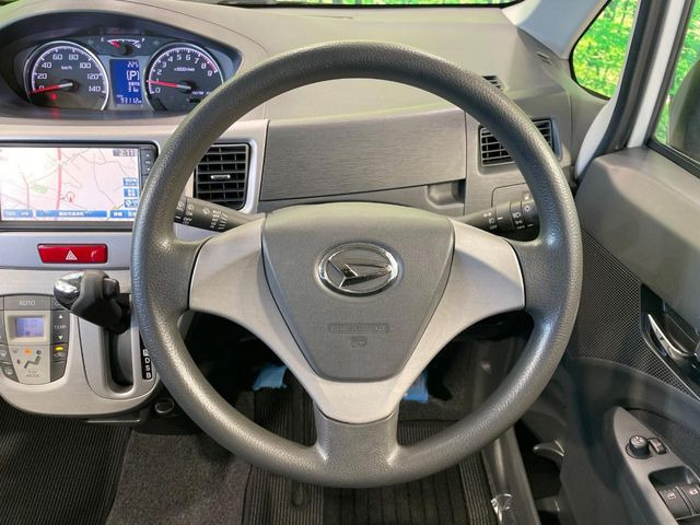 �C���e���A�ɍ��킹���f�U�C���̃X�e�A�����O�́A�^�]�������̂��Ƃ��l���A�^�]���₷���`��A�傫���ł��B�����x�A���ۂɐG���Ă��m���߂��������B