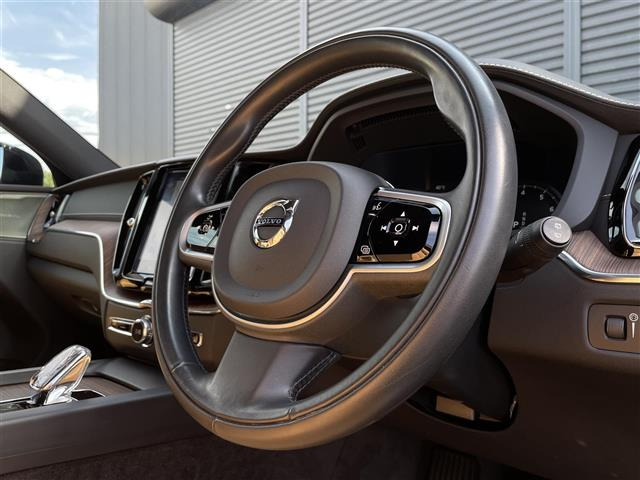 XC60B5 AWD インスクリプション 4WD