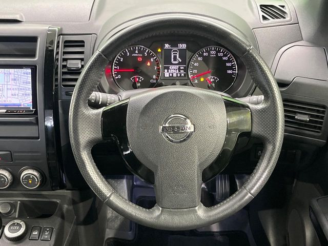 �C���e���A�ɍ��킹���f�U�C���̃X�e�A�����O�́A�^�]�������̂��Ƃ��l���A�^�]���₷���`��A�傫���ł��B�����x�A���ۂɐG���Ă��m���߂��������B