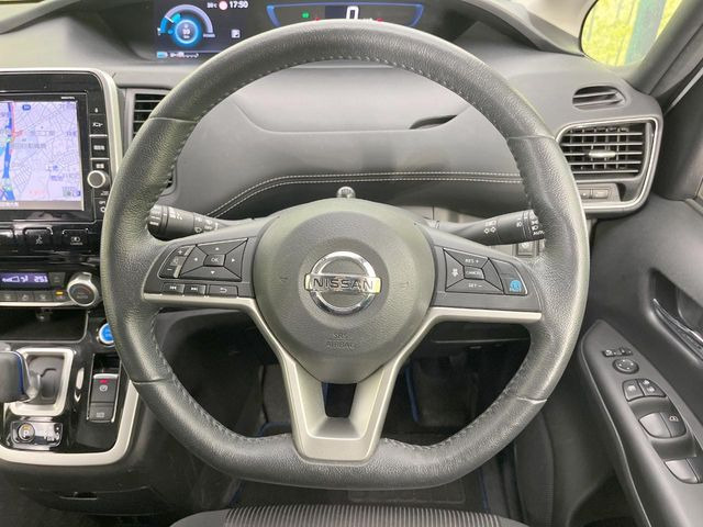 �C���e���A�ɍ��킹���f�U�C���̃X�e�A�����O�́A�^�]�������̂��Ƃ��l���A�^�]���₷���`��A�傫���ł��B�����x�A���ۂɐG���Ă��m���߂��������B