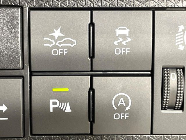 【スマートアシスト】走行中に前方の車両等を認識し、衝突しそうな時は警報とブレーキで衝突回避と被害軽減をアシスト。より安全にドライブをお楽しみいただけます。