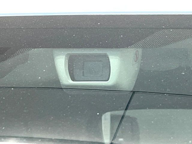 【アイサイトコアテクノロジー】前方の車両等を検知し、衝突しそうな時は警報で注意を促し、ブレーキを踏む力をサポート。ブレーキを踏めなかった場合は衝突被害軽減ブレーキが作動、衝突回避をサポートします。