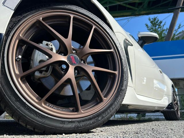 �y�����I�v�V����18�C���`�A���~�z�C�[���z�����I�v�V�����z�C�[���𑕒��B���s���\�̌���ɉ����A�O�ς����X�^�C���b�V���ɂȂ��Ă��܂��B