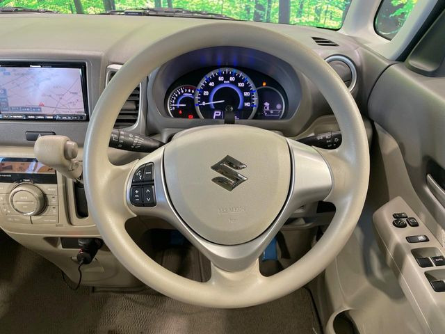 �C���e���A�ɍ��킹���f�U�C���̃X�e�A�����O�́A�^�]�������̂��Ƃ��l���A�^�]���₷���`��A�傫���ł��B�����x�A���ۂɐG���Ă��m���߂��������B