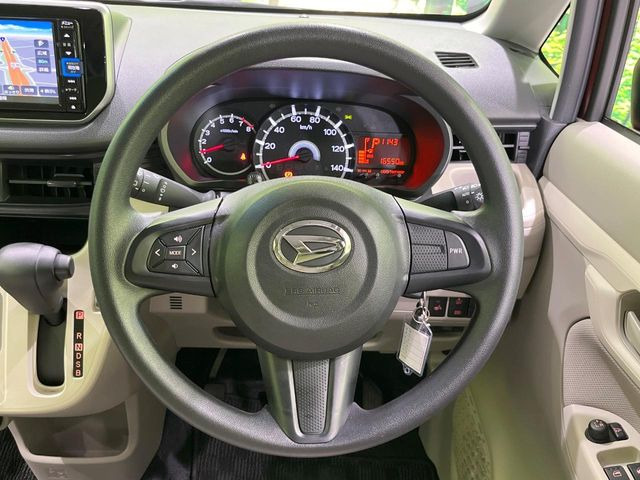 �C���e���A�ɍ��킹���f�U�C���̃X�e�A�����O�́A�^�]�������̂��Ƃ��l���A�^�]���₷���`��A�傫���ł��B�����x�A���ۂɐG���Ă��m���߂��������B