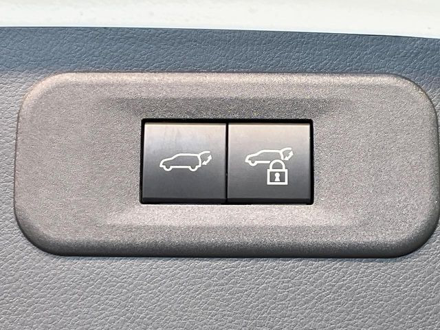 【パワーバックドア】スマートキーや運転席のボタンを押すだけでリアゲートが自動で開閉します!荷物を持っている時や、高い位置にあるバックドアを閉める際に便利な機能です♪