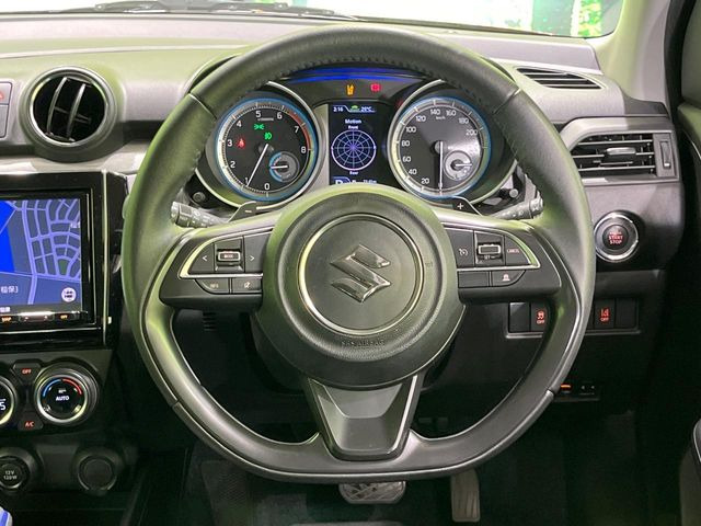 �C���e���A�ɍ��킹���f�U�C���̃X�e�A�����O�́A�^�]�������̂��Ƃ��l���A�^�]���₷���`��A�傫���ł��B�����x�A���ۂɐG���Ă��m���߂��������B