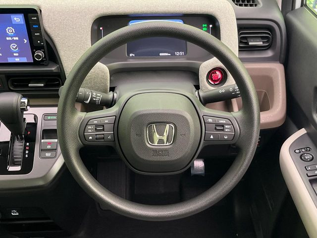 �C���e���A�ɍ��킹���f�U�C���̃X�e�A�����O�́A�^�]�������̂��Ƃ��l���A�^�]���₷���`��A�傫���ł��B�����x�A���ۂɐG���Ă��m���߂��������B
