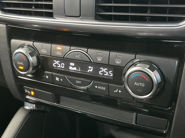 【オートエアコン】一度お好みの温度に設定すれば、車内の温度を検知し風量や温度を自動で調整。暑い&hellip;寒い&hellip;と何度もスイッチ操作をする必要はありません。快適な車内空間には必須の機能ですね♪