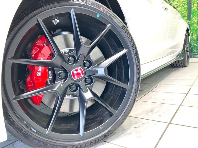 �y����19�C���`�A���~�z�C�[���z�O�ςɃ}�b�`���������A���~�z�C�[���𑕒����Ă���܂��B�e��ЊO�A���~�z�C�[����A�X�^�b�h���X�^�C�����戵�����Ă���܂��B���񂲑��k������
