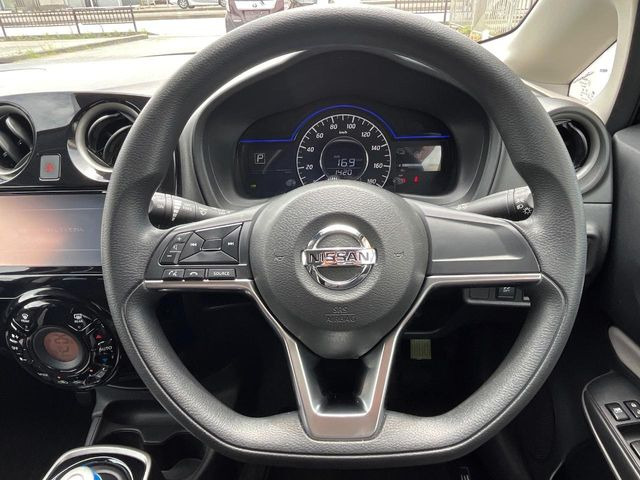 �C���e���A�ɍ��킹���f�U�C���̃X�e�A�����O�́A�^�]�������̂��Ƃ��l���A�^�]���₷���`��A�傫���ł��B�����x�A���ۂɐG���Ă��m���߂��������B