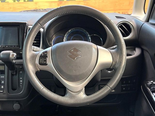 �C���e���A�ɍ��킹���f�U�C���̃X�e�A�����O�́A�^�]�������̂��Ƃ��l���A�^�]���₷���`��A�傫���ł��B�����x�A���ۂɐG���Ă��m���߂��������B
