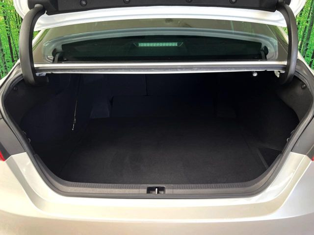 積み下ろしのしやすいデッキにはたっぷりと荷物を積み込んでいただけます。遊びから仕事まで、様々なシーンで頼れます♪