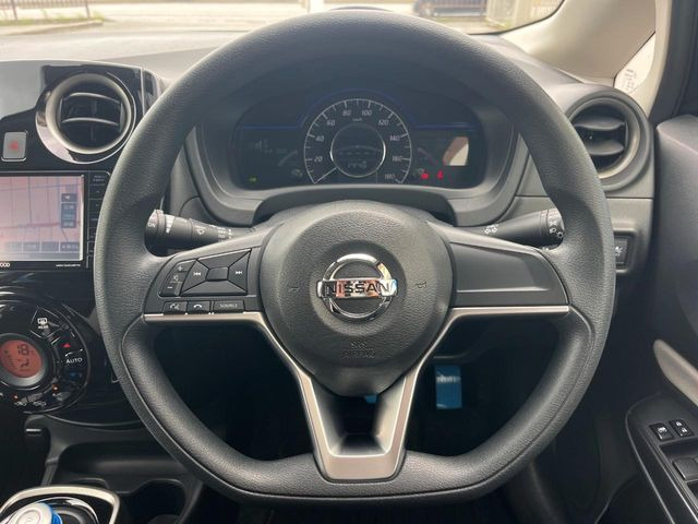 �C���e���A�ɍ��킹���f�U�C���̃X�e�A�����O�́A�^�]�������̂��Ƃ��l���A�^�]���₷���`��A�傫���ł��B�����x�A���ۂɐG���Ă��m���߂��������B
