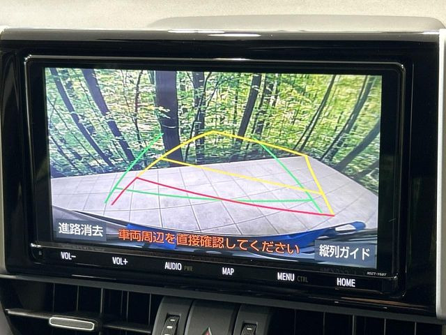 【バックカメラ】駐車時に後方がリアルタイム映像で確認できます。大型商業施設や立体駐車場での駐車時や、夜間のバック時に大活躍!運転スキルに関わらず、今や必須となった装備のひとつです!