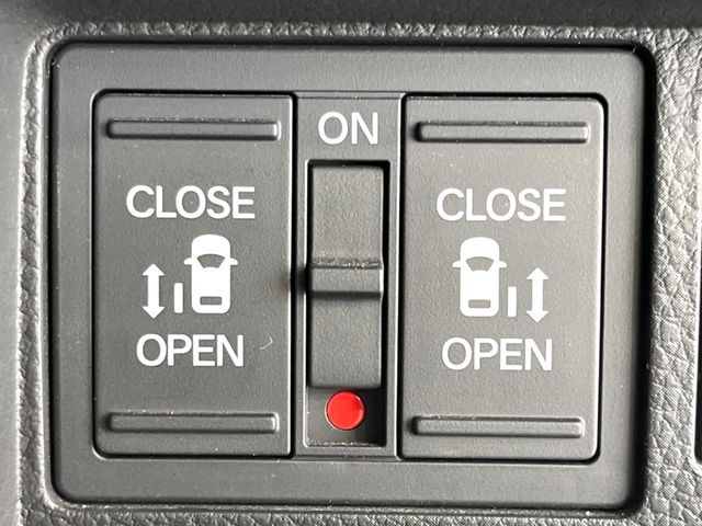 【両側パワースライドドア】スマートキーや運転席のスイッチで後席両側スライドドアの開閉が可能♪電動だから力を入れてドアを開ける必要が無く、小さなお子様でも簡単に開け閉めでき快適です♪