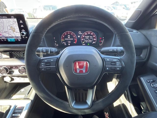 �C���e���A�ɍ��킹���f�U�C���̃X�e�A�����O�́A�^�]�������̂��Ƃ��l���A�^�]���₷���`��A�傫���ł��B�����x�A���ۂɐG���Ă��m���߂��������B