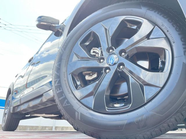 �y����18�C���`�A���~�z�C�[���z�O�ςɃ}�b�`���������A���~�z�C�[���𑕒����Ă���܂��B�e��ЊO�A���~�z�C�[����A�X�^�b�h���X�^�C�����戵�����Ă���܂��B���񂲑��k����������