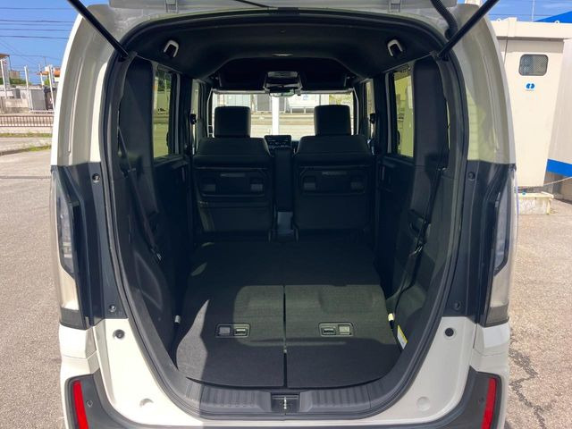 普段のお買い物や通勤、送迎等に十分な荷室スペースを確保しております。セカンドシートを倒すと、大きな荷物の積載も可能です♪