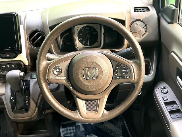 �C���e���A�ɍ��킹���f�U�C���̃X�e�A�����O�́A�^�]�������̂��Ƃ��l���A�^�]���₷���`��A�傫���ł��B�����x�A���ۂɐG���Ă��m���߂��������B