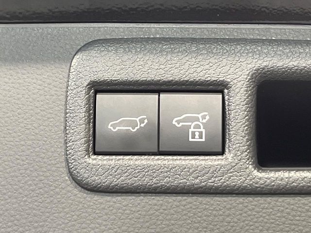 【パワーバックドア】スマートキーや運転席のボタンを押すだけでリアゲートが自動で開閉します!荷物を持っている時や、高い位置にあるバックドアを閉める際に便利な機能です♪