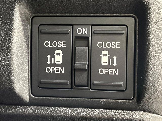 【両側パワースライドドア】スマートキーや運転席のスイッチで後席両側スライドドアの開閉が可能♪電動だから力を入れてドアを開ける必要が無く、小さなお子様でも簡単に開け閉めでき快適です♪