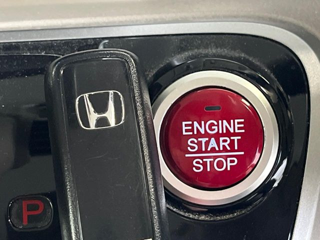 【Hondaスマートキー】カバンやポケットに入れたままでもドアの施錠・解錠が可能なスマートキーを装備。エンジンのオン・オフ時もカギを取り出す必要が無いからとっても便利です♪