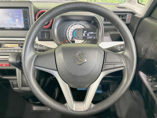 �C���e���A�ɍ��킹���f�U�C���̃X�e�A�����O�́A�^�]�������̂��Ƃ��l���A�^�]���₷���`��A�傫���ł��B�����x�A���ۂɐG���Ă��m���߂��������B