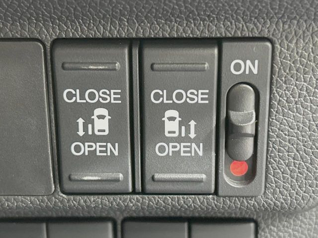 【両側パワースライドドア】スマートキーや運転席のスイッチで後席両側スライドドアの開閉が可能♪電動だから力を入れてドアを開ける必要が無く、小さなお子様でも簡単に開け閉めでき快適です♪
