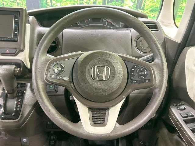 インテリアに合わせたデザインのステアリングは、運転される方のことも考え、運転しやすい形状、大きさです。是非一度、実際に触ってお確かめください。