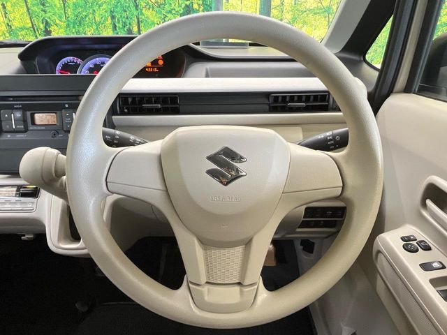 �C���e���A�ɍ��킹���f�U�C���̃X�e�A�����O�́A�^�]�������̂��Ƃ��l���A�^�]���₷���`��A�傫���ł��B�����x�A���ۂɐG���Ă��m���߂��������B