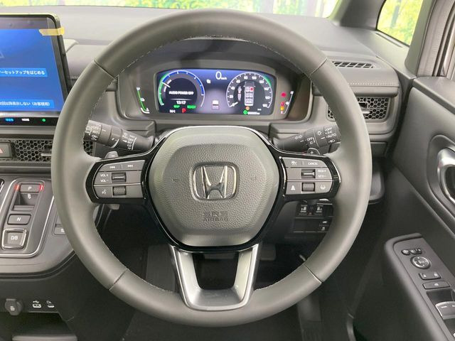 �C���e���A�ɍ��킹���f�U�C���̃X�e�A�����O�́A�^�]�������̂��Ƃ��l���A�^�]���₷���`��A�傫���ł��B�����x�A���ۂɐG���Ă��m���߂��������B
