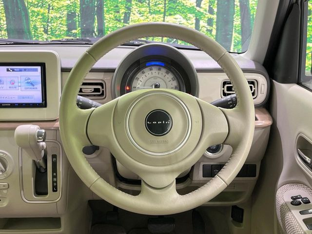 �C���e���A�ɍ��킹���f�U�C���̃X�e�A�����O�́A�^�]�������̂��Ƃ��l���A�^�]���₷���`��A�傫���ł��B�����x�A���ۂɐG���Ă��m���߂��������B
