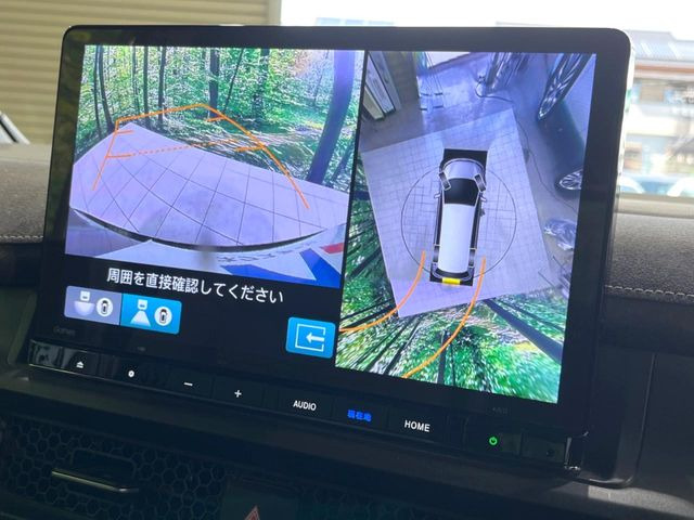 【マルチビューカメラシステム】専用のカメラにより、上から見下ろしたような視点で360度クルマの周囲を確認することができます☆死角部分も確認しやすく、狭い場所での切り返しや駐車もスムーズに行えます。