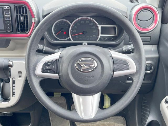 �C���e���A�ɍ��킹���f�U�C���̃X�e�A�����O�́A�^�]�������̂��Ƃ��l���A�^�]���₷���`��A�傫���ł��B�����x�A���ۂɐG���Ă��m���߂��������B