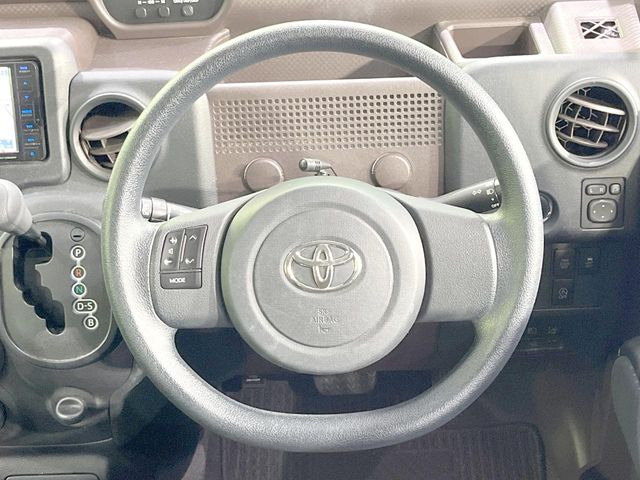 �C���e���A�ɍ��킹���f�U�C���̃X�e�A�����O�́A�^�]�������̂��Ƃ��l���A�^�]���₷���`��A�傫���ł��B�����x�A���ۂɐG���Ă��m���߂��������B