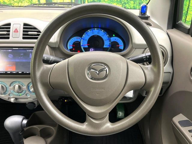 �C���e���A�ɍ��킹���f�U�C���̃X�e�A�����O�́A�^�]�������̂��Ƃ��l���A�^�]���₷���`��A�傫���ł��B�����x�A���ۂɐG���Ă��m���߂��������B