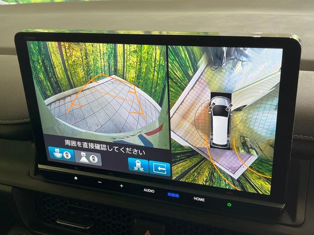 【マルチビューカメラシステム】専用のカメラにより、上から見下ろしたような視点で360度クルマの周囲を確認することができます☆死角部分も確認しやすく、狭い場所での切り返しや駐車もスムーズに行えます。