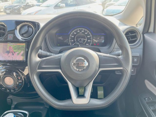 �C���e���A�ɍ��킹���f�U�C���̃X�e�A�����O�́A�^�]�������̂��Ƃ��l���A�^�]���₷���`��A�傫���ł��B�����x�A���ۂɐG���Ă��m���߂��������B