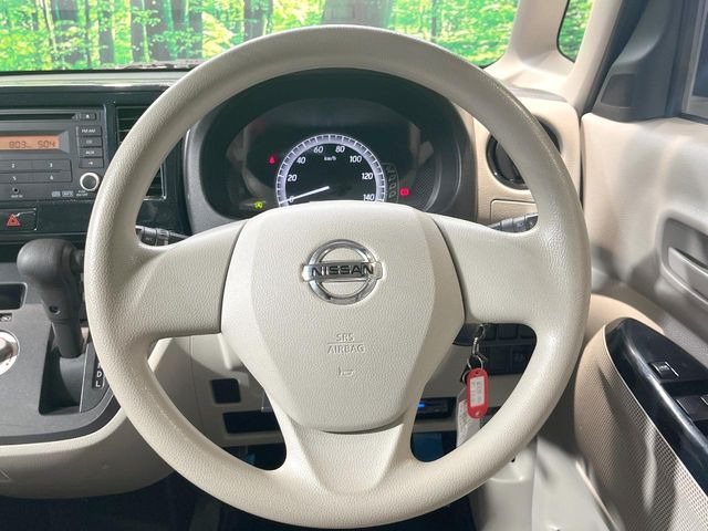 �C���e���A�ɍ��킹���f�U�C���̃X�e�A�����O�́A�^�]�������̂��Ƃ��l���A�^�]���₷���`��A�傫���ł��B�����x�A���ۂɐG���Ă��m���߂��������B