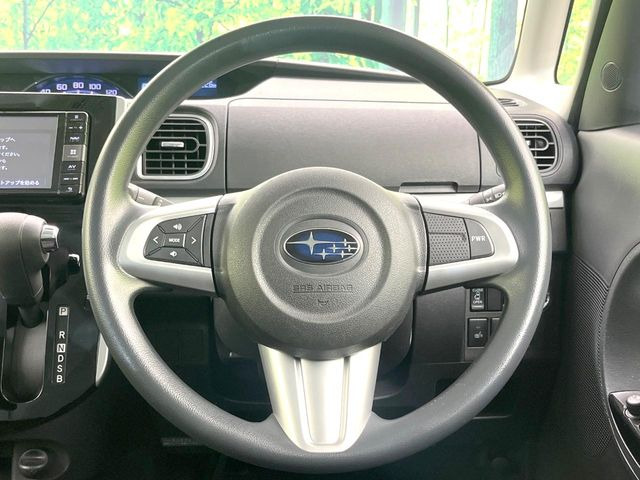 �C���e���A�ɍ��킹���f�U�C���̃X�e�A�����O�́A�^�]�������̂��Ƃ��l���A�^�]���₷���`��A�傫���ł��B�����x�A���ۂɐG���Ă��m���߂��������B