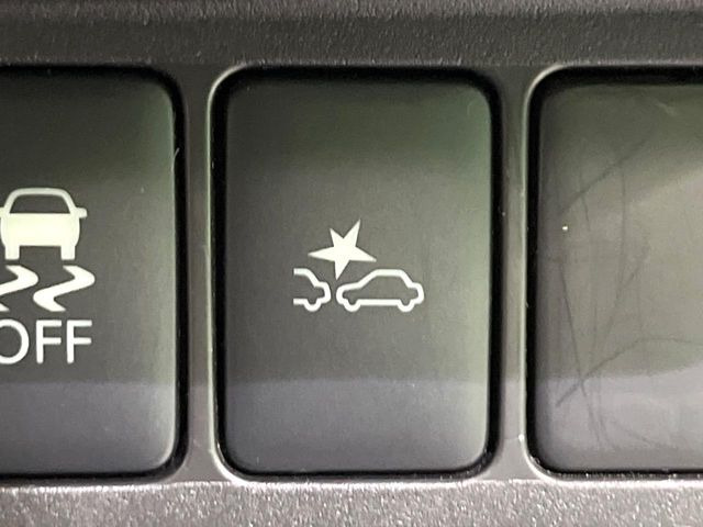 【エマージェンシーブレーキ】走行中に前方の車両等を認識し、衝突しそうな時は警報とブレーキで衝突回避と被害軽減をアシスト。より安全にドライブをお楽しみいただけます。