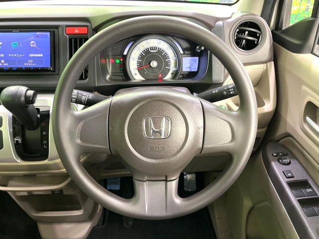 インテリアに合わせたデザインのステアリングは、運転される方のことも考え、運転しやすい形状、大きさです。是非一度、実際に触ってお確かめください。