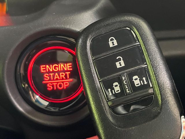 【Hondaスマートキー】カバンやポケットに入れたままでもドアの施錠・解錠が可能なスマートキーを装備。エンジンのオン・オフ時もカギを取り出す必要が無いからとっても便利です♪