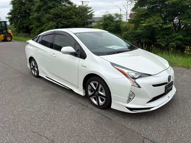 プリウス1.8 S ツーリングセレクション E-Four 4WD