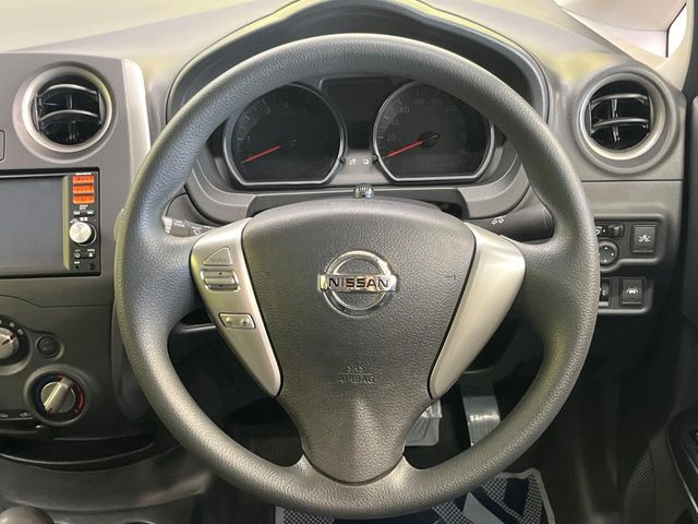 �C���e���A�ɍ��킹���f�U�C���̃X�e�A�����O�́A�^�]�������̂��Ƃ��l���A�^�]���₷���`��A�傫���ł��B�����x�A���ۂɐG���Ă��m���߂��������B