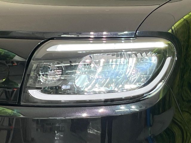 【LEDヘッドライト】悪天候や夜間走行時も良好な視界を確保し安心して運転できる高輝度LEDヘッドライトを装備!点灯速度が早く、消費電力も抑えられています。