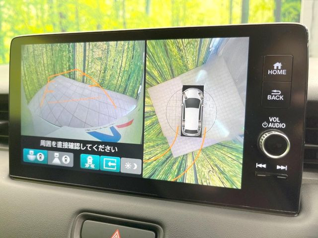 【マルチビューカメラシステム】専用のカメラにより、上から見下ろしたような視点で360度クルマの周囲を確認することができます☆死角部分も確認しやすく、狭い場所での切り返しや駐車もスムーズに行えます。