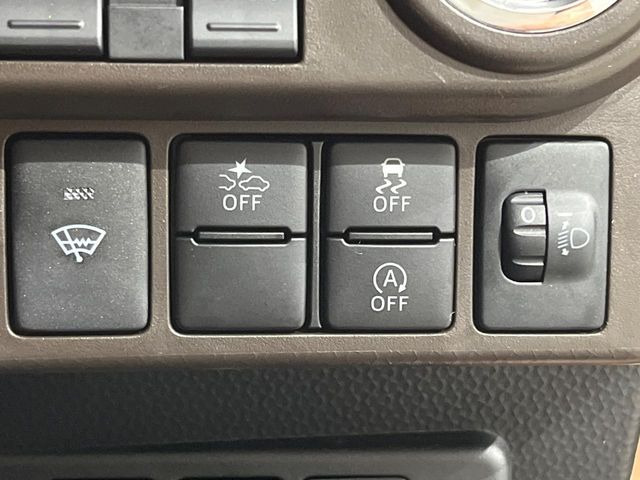 【スマートアシスト】走行中に前方の車両等を認識し、衝突しそうな時は警報とブレーキで衝突回避と被害軽減をアシスト。より安全にドライブをお楽しみいただけます。